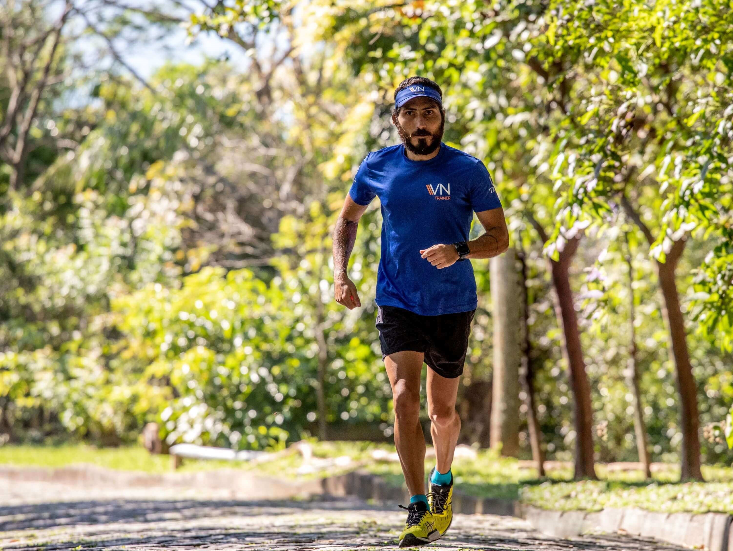 Mulher da equipe vn trainer correndo na praia