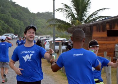 corredores pegando água durante a prova