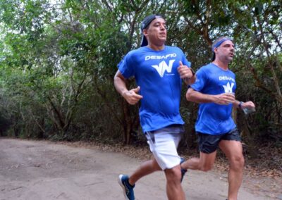 dois corredores homens em close no desafio vn trainer