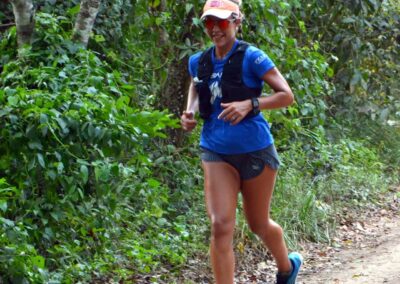mulher correndo em um trilha no rio de janeiro