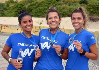 3 corredoras mostrando a medalha após participar do desafio da vn trainer