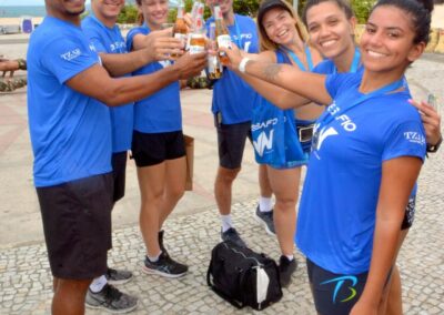 equipe vn trainer fazendo um brinde