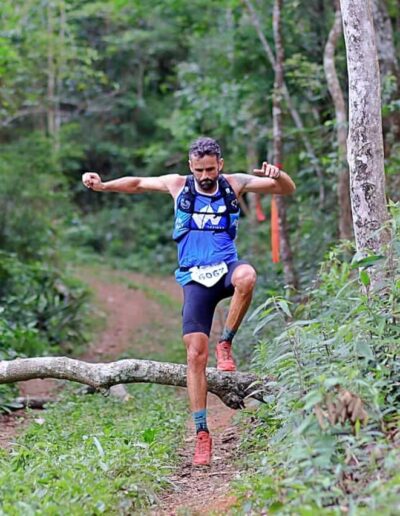 corredor pulando um tornco na corrida wtr