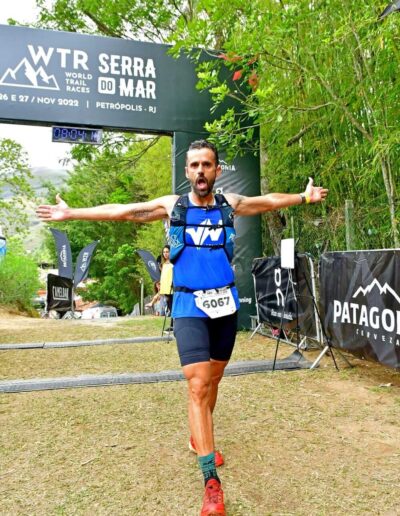 corredor abrindo os braços na chegada da corrida wtr serra do mar