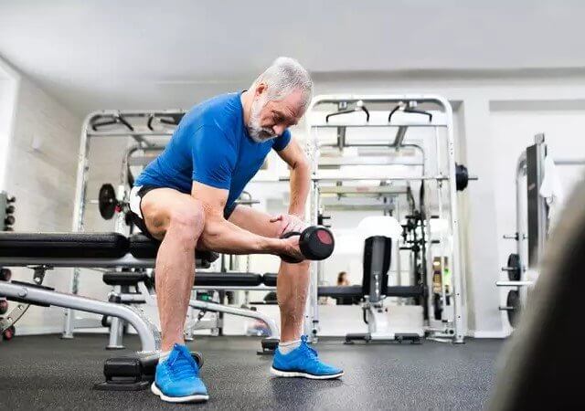 Idoso fazendo musculação